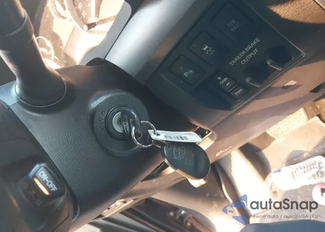 2017 Toyota Tundra Crewmax Sr5 z USA, uszkodzony, nr VIN 5TFEY5F13HX223809